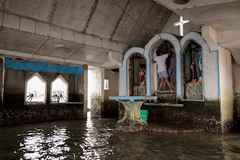 Rising seas threaten early end for sinking village in Philippines