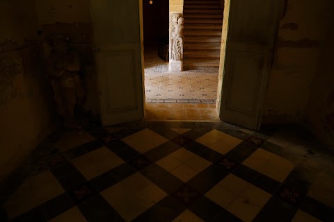 Step inside the crumbling villa where Queen Elizabeth spent her 20s