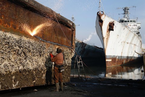 Cleaning up shipbreaking