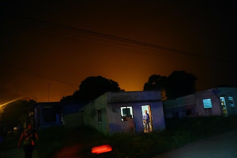 Never dark for families under the red glow of Mexico’s gas flares