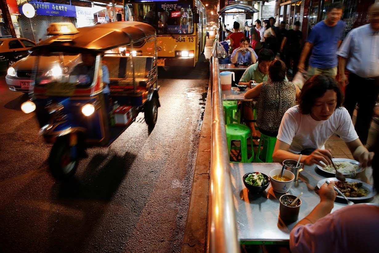 Бангкок 24. Жизнь в Бангкоке. Сцены из жизни Бангкока. Бангкок самый жаркий город в мире. Сколько людей реально живет в Бангкоке.