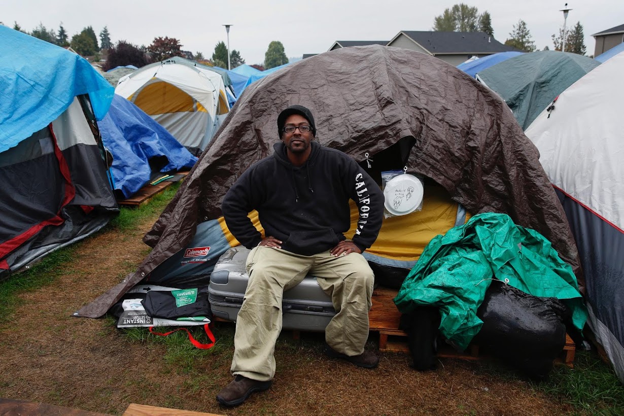 Бомжи проживают. Палаточный лагерь бездомных в США. Палаточные лагеря бомжей в США. Палаточные городки бездомных в США. Палаточные лагеря в США.