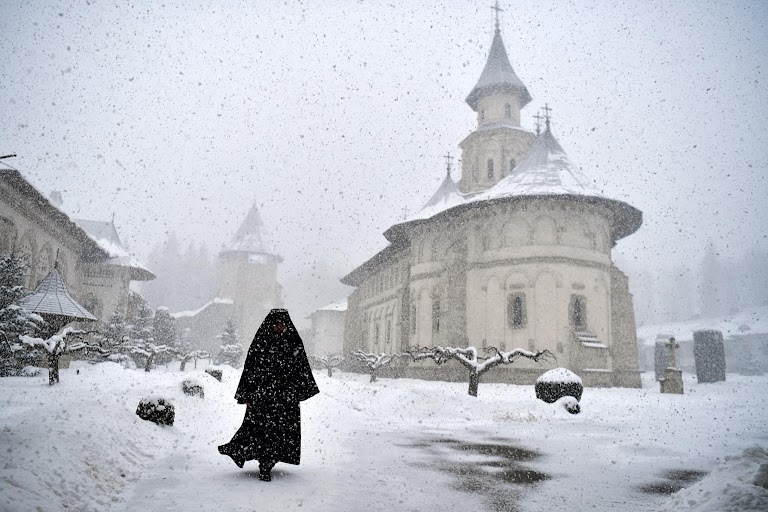 Călugării ortodocși întâmpină refugiații ucraineni în mănăstirea lor medievală |  Imaginea mai largă