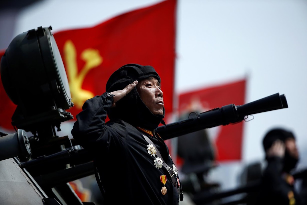 北朝鮮の戦車指揮官の制服を着ている男性。平壌で１５日撮影（２０１７年　ロイター/DAMIR SAGOLJ）