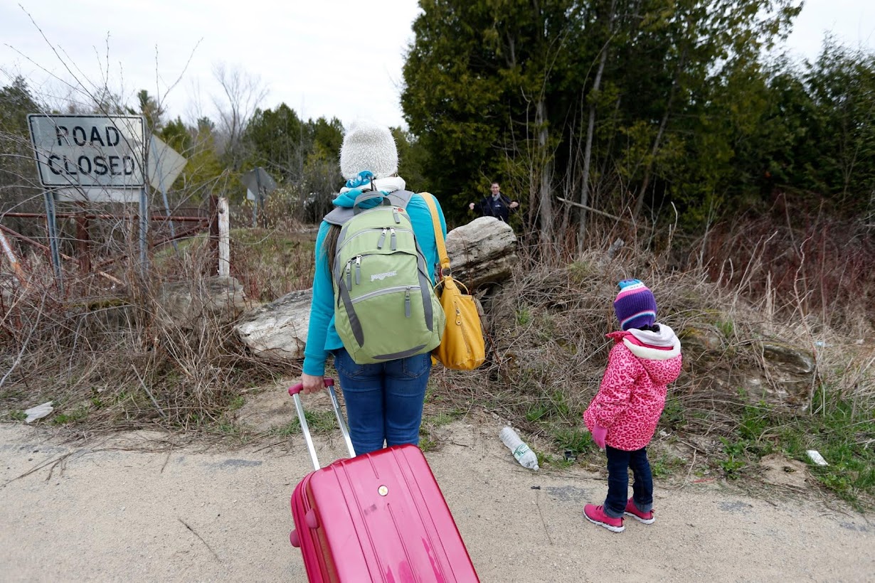 カナダ国境に近づく母子。ニューヨーク州のシャンプレーンで４月撮影（２０１７年　ロイター/Christinne Muschi）  