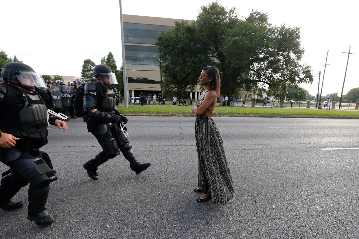 アングル 米警官隊の前に立つ黒人女性 静かな抗議に大反響 Reuters